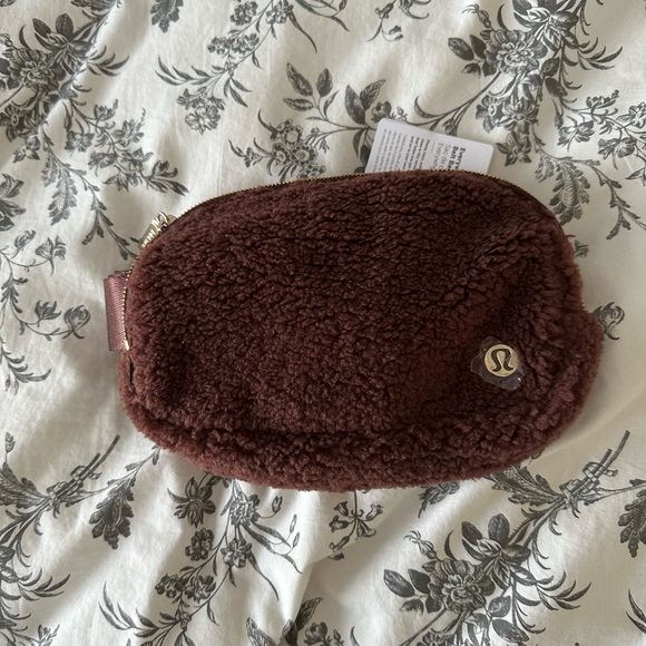 Lululemon Everywhere Belt Bag Brown Sherpa NWT - Picture 8 of 9
